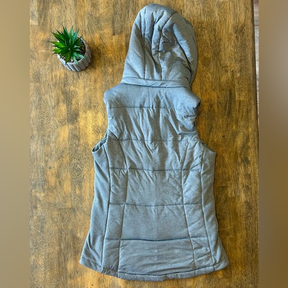 Athleta Soft Cozy Light Gray Hooded Puffer Vest Size - Picture 6 of 6